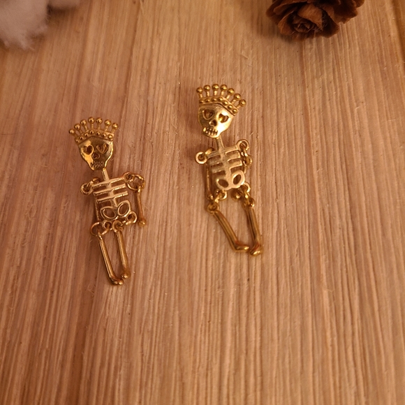 ๐๐NEW๐๐SUPER CUTE!! Stainless Steel Princess Skeleton Dangle Earrings - Picture 9 of 10